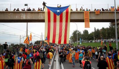 Una bandera estelada cuelga de un paso elevado cercano a la localidad barcelonesa de El Masnou. 