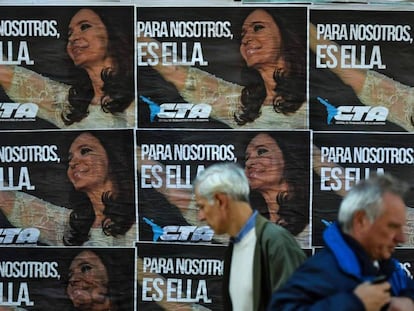 Cartazes de apoio à ex-presidenta Cristina Fernández de Kirchner em uma rua de Buenos Aires