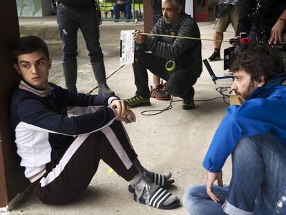 Biel Montoro y Daniel Sánchez Arévalo en el rodaje de 'Diecisiete'.