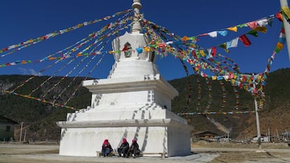 El budismo tibetano impregna el paisaje y las costumbres del norte de Yunnan. Las blancas estupas, decoradas con banderas de oración, se recortan en el cielo azul y límpido de estas altiplanicies que preceden al gran Himalaya.