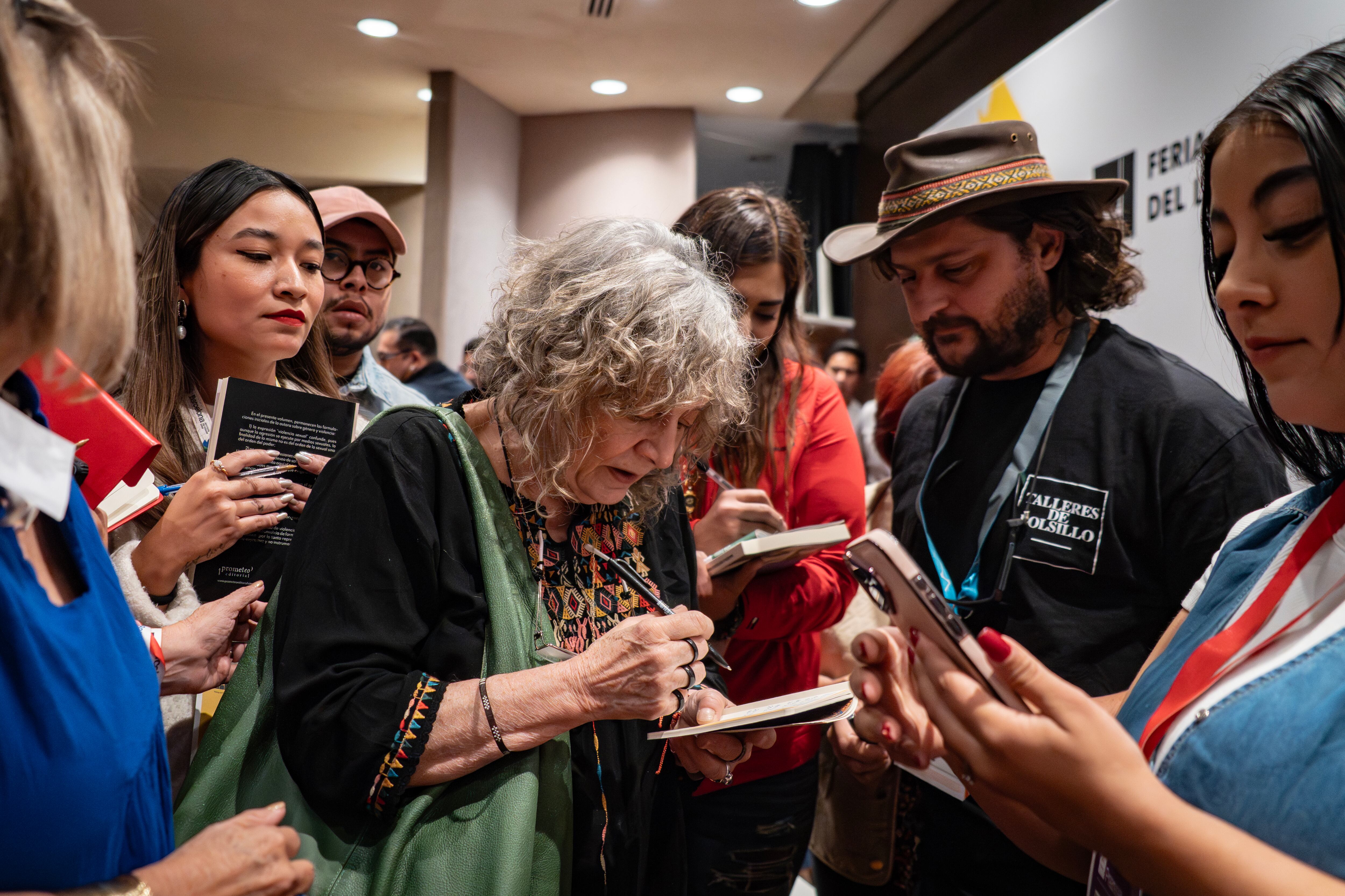 Rita Segato firma libros a sus seguidores en la FIL.