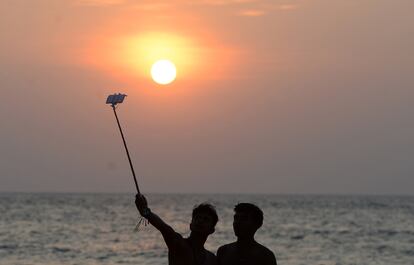 Una pareja se tomaba un selfi con su teléfono móvil en Sri Lanka en 2016.