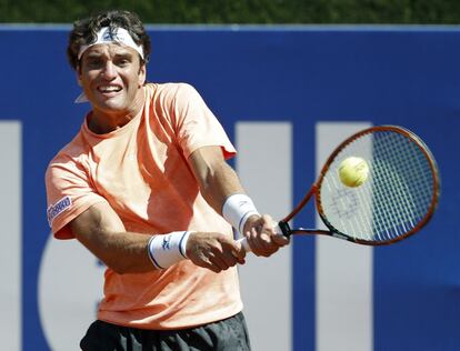 El tenista tunecino Malek Jaziri devuelve la pelota al español Marcel Granollers durante el partido de la primera jornada del Trofeo Conde de Godó jugado en el Real Club de Tenis Barcelona.