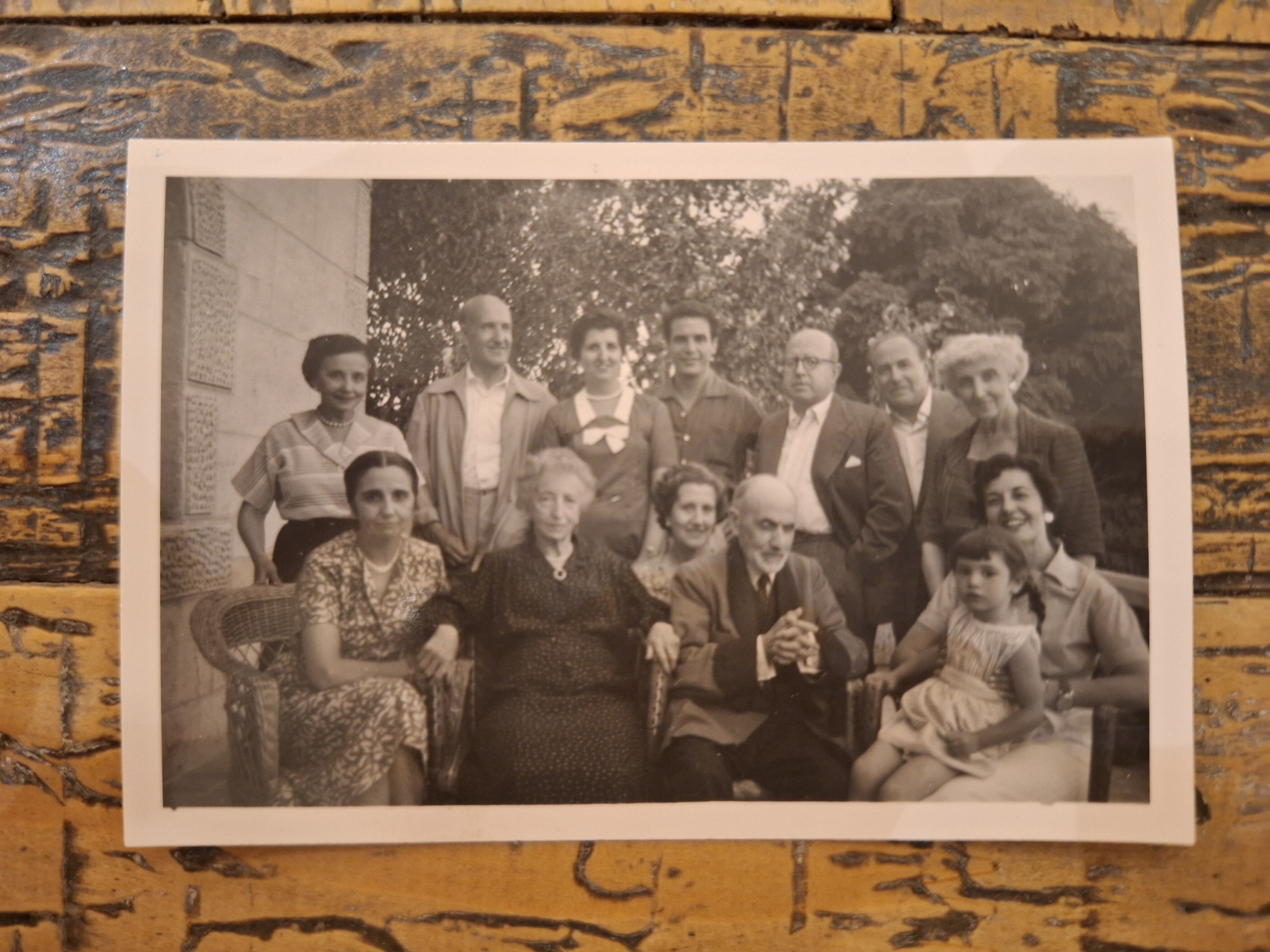 Fotografía de Vicente Aleixandre (de pie, segundo por la izquierda) con varios familiares y el poeta Dámaso Alonso (de pie, quinto por la izquierda) en el chalet de Miraflores de la Sierra (Madrid).
