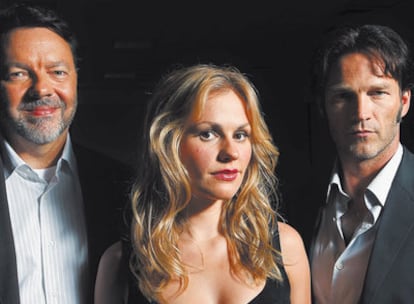 <b>Alan Ball con los protagonistas de <i>True blood,</i> Anna Paquin y Stephen Moyer. </b>