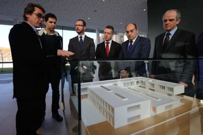 El lehendakari y el consejero de Sanidad, Jon Darpon,  en la inauguración del centro de salud de Zabalgana, Vitoria