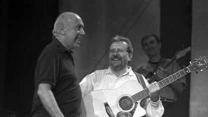 Mike Laboa con el líder del grupo Oskorri, Natxo de Felipe, en el concierto conmemorativo de los 25 años del nacimiento del grupo ' Oskorri' en 1995