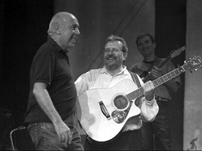 Mike Laboa con el líder del grupo Oskorri, Natxo de Felipe, en el concierto conmemorativo de los 25 años del nacimiento del grupo ' Oskorri' en 1995