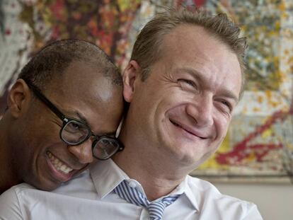 Adrian Coman (derecha) y Clay Hamilton, la pareja homosexual cuya demanda ha motivado la sentencia del Tribunal de Justicia de la UE.