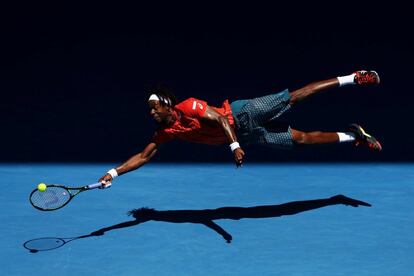 Registro do fotógrafo Cameron Spencer que ganhou o segundo prêmio na categoria de 'Esportes'. A imagem mostra o tenista francês Gael Monfils durante uma partida com o russo Andrey Kuznetsov, no Aberto da Austrália em 25 de janeiro de 2016.