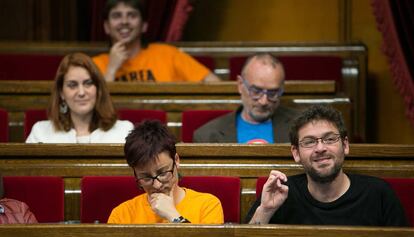 Los diputados Albano Dante-Fachín (d, primera fila) y Jessica Albiach en el Parlament.