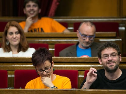Los diputados Albano Dante-Fach&iacute;n (d, primera fila) y Jessica Albiach en el Parlament.
