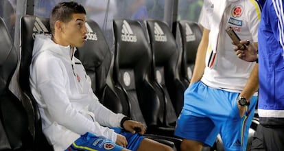 James, en el banquillo durante el partido ante Paraguay.