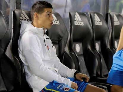 James, en el banquillo durante el partido ante Paraguay.