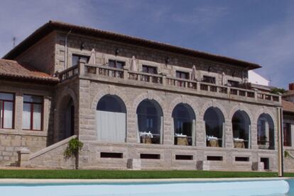 Exterior del hotel El Linar del Zaire, en Burgohondo (Ávila).