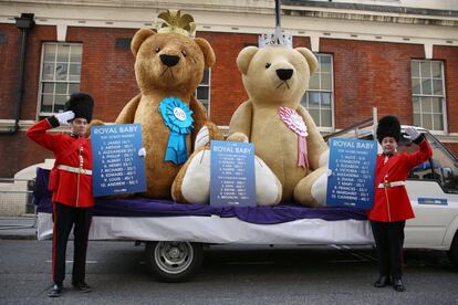 Muñecos de peluche gigantes y listado de puestas con los nombres más votoados para el futuro bebé de los duques de Cambridge en el exterior el pabellón privado Lindo del Hospital de Santa María donde dará luz Kate Middleton.