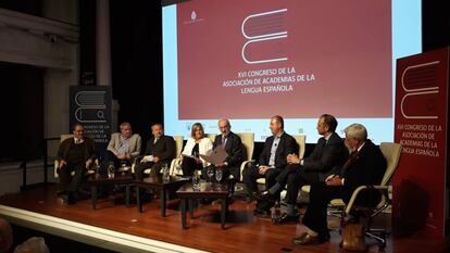 Mesa redonda sobre la edición en español en el Congreso de las Academias de la Lengua. 
 
 