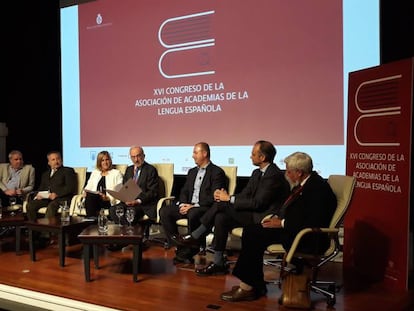 Mesa redonda sobre la edición en español en el Congreso de las Academias de la Lengua. 
 
 