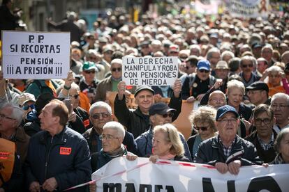 "La derecha manipula y roba con pensiones de mierda" es lema del cartel que sujeta un asistente a la manifestación de Barcelona.