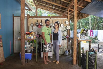 Crescida na cidade de São Paulo, Karina Ferro casou com Edmilson Prado e adotou o modo de vida caiçara há cerca de dois anos, mas não se sente exatamente tradicional. "Eu entendo que tem uma memória familiar e ancestral que eu não tenho, mas que meu filho vai ter. Ele vai ser caiçara”, explica, argumentando que o casamento lhe deu o direito de estar ali. Aos quatro meses de gravidez, ela gesta também o futuro da família no território. O casal acredita que a casa deles não foi demolida por conta da sua condição. Antes, eles viviam na casa dos pais de Edmilson. “Eles não contavam com três famílias jovens fincando pé no território”, acredita Karina. Para eles, o Estado esperava a morte dos mais velhos pra resolver o conflito de moradia na região. A preocupação do Governo de São Paulo é que a comunidade cresça ao longo das próximas décadas e ponha em risco a preservação ambiental do local.