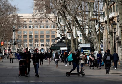 Un repartidor a domicilio, en febrero, en Barcelona.