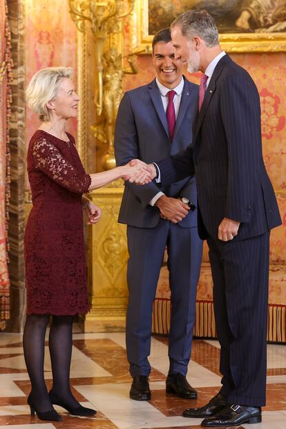El rey Felipe VI (derecha) saluda a la presidenta de la Comisión Europea, Ursula Von der Leyen (izquierda), en presencia del presidente del Gobierno, Pedro Sánchez (centro), tras la reunión del Colegio de Comisarios de la UE.