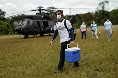 Los trabajadores de la salud cargan cajas con vacunas contra la covid-19 de Sinovac, en el pueblo indígena de Taracua Igarape, durante un operativo para vacunar a las comunidades indígenas en el Alto Río Negro fronterizo con Colombia.