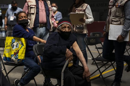 Muchos de los residentes de Ecatepec que recibieron la vacuna no podían creer estar entre los primeros del país en conseguirla. Otros la veían como una esperanza para poder volver a jugar con los nietos y salir más de casa.