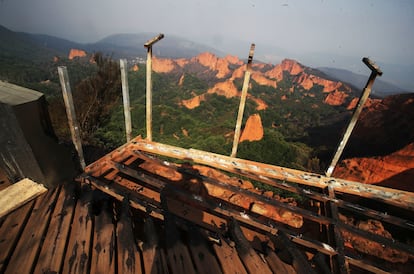 Vista del paraje quemado desde del Mirador de Orellán, una de las infraestructuras afectadas por el incendio en Las Médulas, el miércoles.
