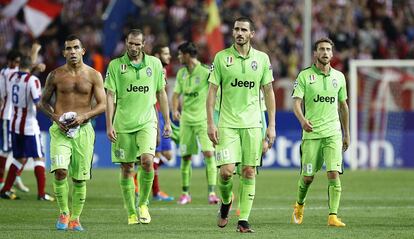 Los jugadores del Juventus se retiran del terreno de juego