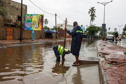 Los vecinos de las zonas afectadas y los operarios municipales, como en la imagen tomada en el populoso barrio de Grand Dakar, hacen lo que pueden para reducir los daños. Tratar de desatascar la red de evacuación de aguas, que adolece de un buen mantenimiento, suele ser una opción. Al mismo tiempo, barreras confeccionadas con sacos de arena intentan habilitar zonas secas para el tránsito de personas y vehículos en otros puntos.