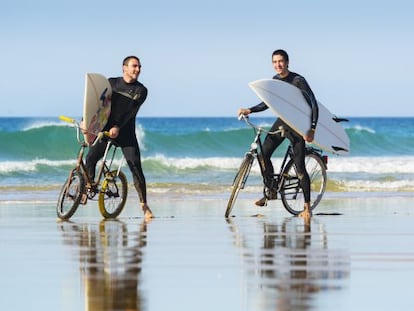 Dos surferos en la playa gaditana de El Palmar.