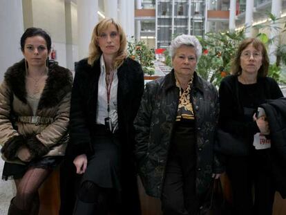 De izquierda a derecha, Carmen Bonafé, Amparo González, Antonia Muñoz y Ana María Toril, afectadas y portavoces de los perjudicados por Maeso.