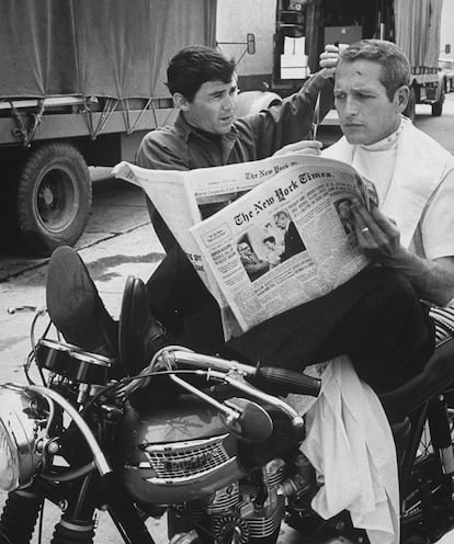 Jay Sebring cortándole el pelo a Paul Newman.