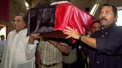 Humberto Ortega, left, and Daniel Ortega, right, carry the coffin of their mother, Lidia Saavedra, in 2005.