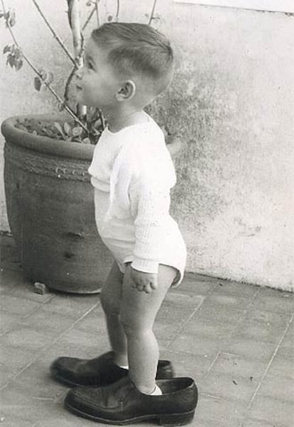 Artur Mas, a la edad de dos años, con los zapatos de su abuelo.