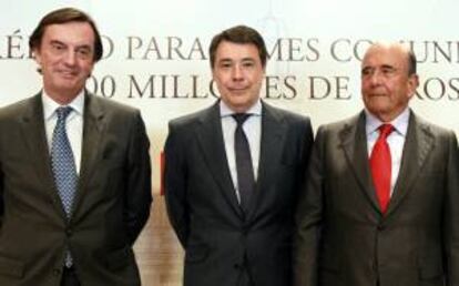 El presidente de la Comunidad de Madrid, Ignacio González (cent.); el presidente del Banco de Santander, Emilio Botín (der.); y el director general adjunto de operaciones del BEI, Carlos Guille.