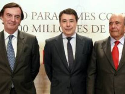 El presidente de la Comunidad de Madrid, Ignacio González (cent.); el presidente del Banco de Santander, Emilio Botín (der.); y el director general adjunto de operaciones del BEI, Carlos Guille.