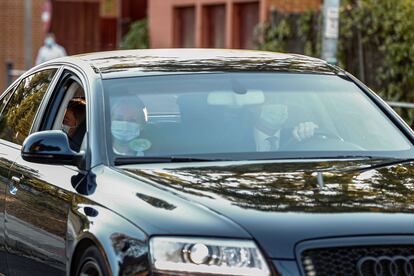 La princesa Leonor, en el interior del coche que conducía el rey Felipe VI y con su hermana Sofía detrás, a su llegada este miércoles al colegio privado Santa María de los Rosales.