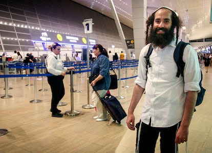 Shalev Levi, frente al control de seguridad de salida del aeropuerto israelí de Ben Gurión, antes de volar hacia Moldavia, este jueves.