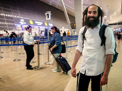 Shalev Levi, frente al control de seguridad de salida del aeropuerto israelí de Ben Gurión, antes de volar hacia Moldavia, este jueves.