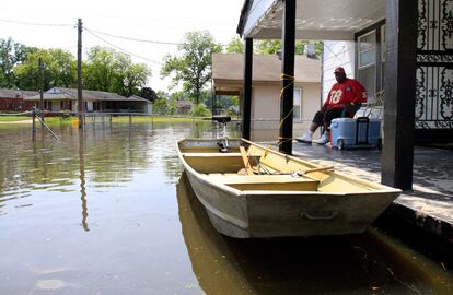 Tony Neal, vecino de Memphis, descansa en el porche de su casa, totalmente rodeada de agua tras la crecida del Misisipi.