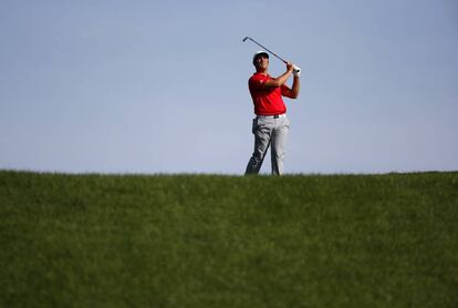 Rahm golpea a la bola desde la calle del 17, el domingo en el Congressional.