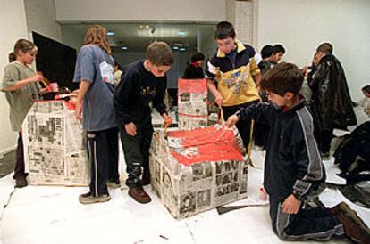 Asistentes al taller de plástica organizado durante la inauguración de la muestra de la Casa de América.