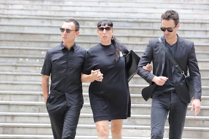 Rossy de Palma (c), junto a Gorka Postigo (i) y el estilista Nono Vázquez, a su salida de la capilla ardiente de David Delfín.