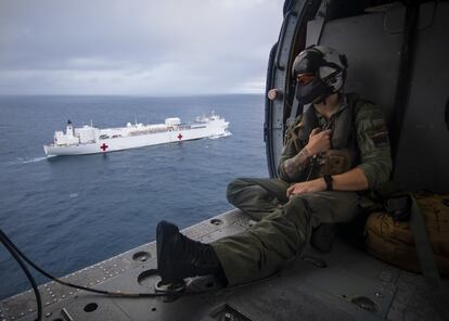 Un tripulante vuela en un MH-60S Seahawk sobre el Océano Pacífico, actualmente vinculado al buque hospital USNS Comfort. Comfort está trabajando con socios gubernamentales y de salud en América Central, América del Sur y el Caribe para brindar atención en el barco y en puntos médicos en tierra, ayudando a aliviar la presión sobre los sistemas médicos nacionales afectados por un aumento en los migrantes venezolanos.