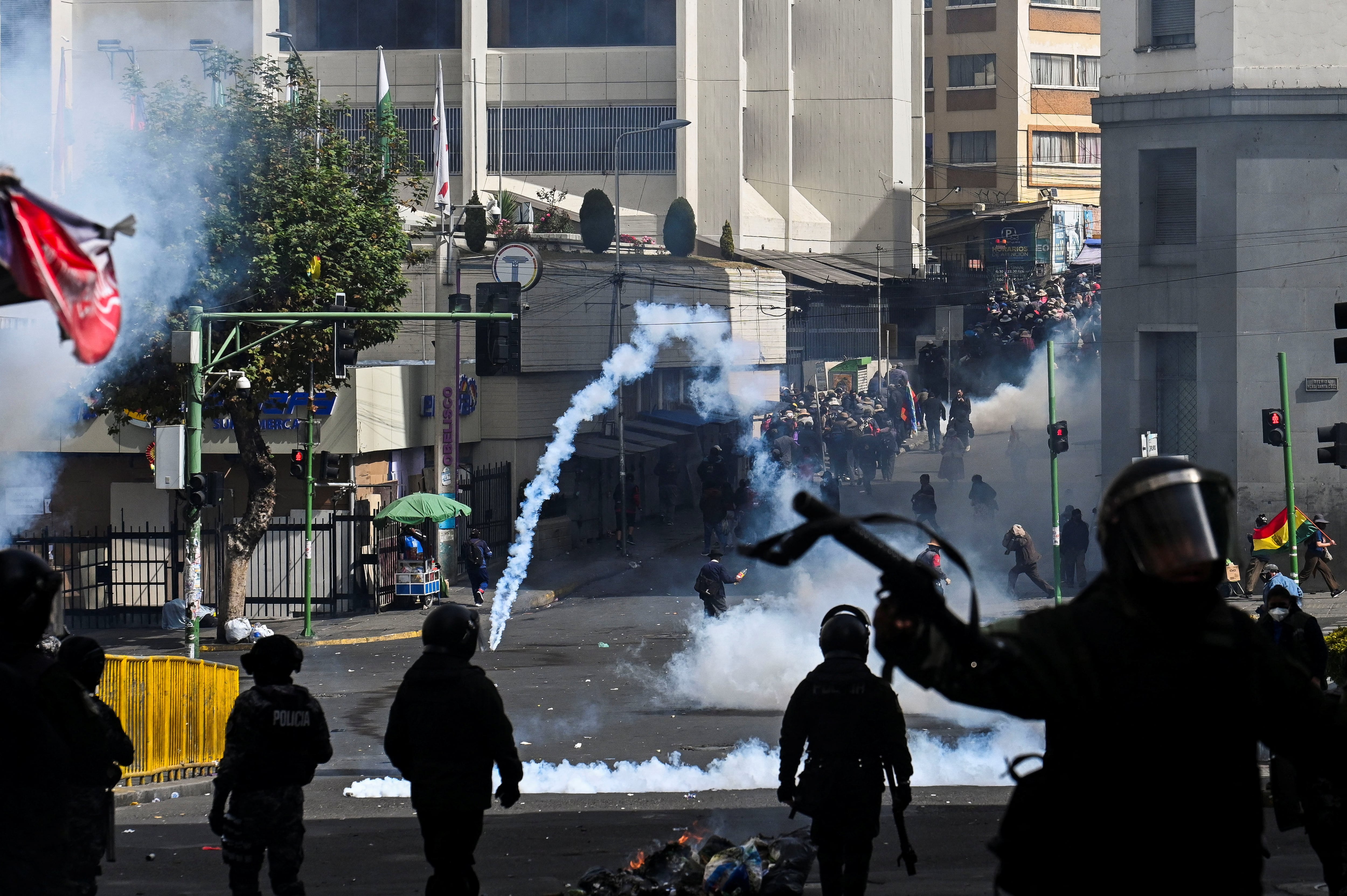 La policía choca en La Paz con manifestantes que intentaban bloquear el acceso al aeropuerto