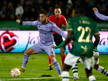 Eden Hazard juga el balón durante el partido entre el Real Madrid y el Cacereño de la Copa del Rey este martes.