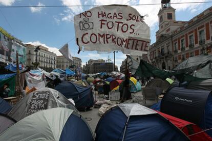 La Puerta del Sol llena de tiendas de campaña ayer por la mañana.