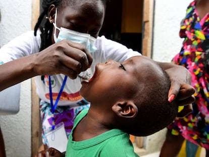 Un niño es vacunado contra la polio en Gonzagueville, un barrio de Abidjan, en Costa de Marfil.